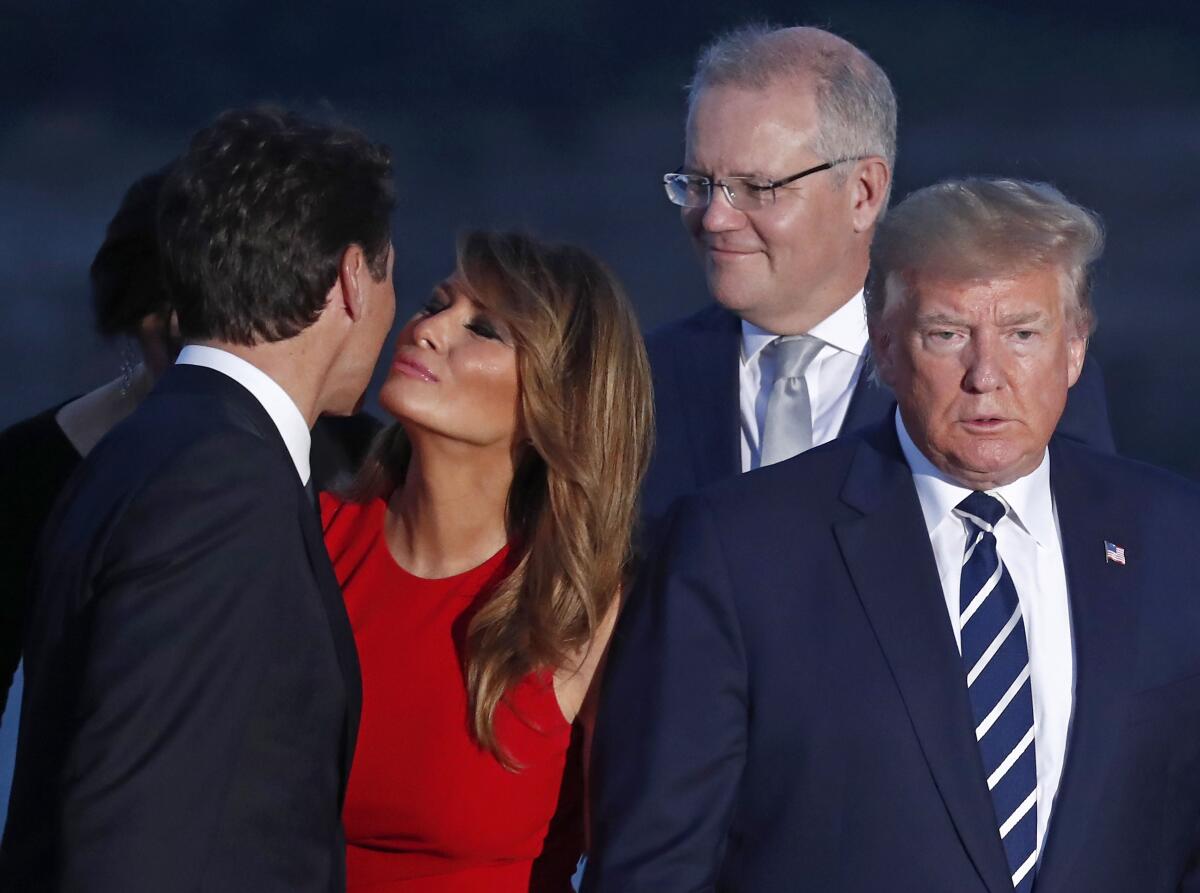 El primer ministro de Canadá, Justin Trudeau (i) besa en la mejilla a la primera dama de EEUU, Melania Trump, junto al presidente Donald Trump (d) y el primer ministro de Australia, Scott Morrison..