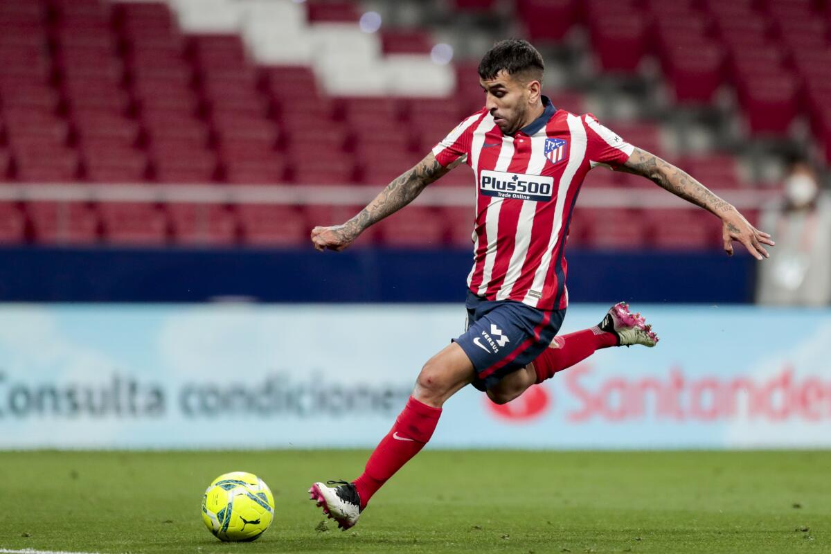 Ángel Correa, del Atlético de Madrid, se prepara para rematar durante un partido de la Liga ante la Real Sociedad.