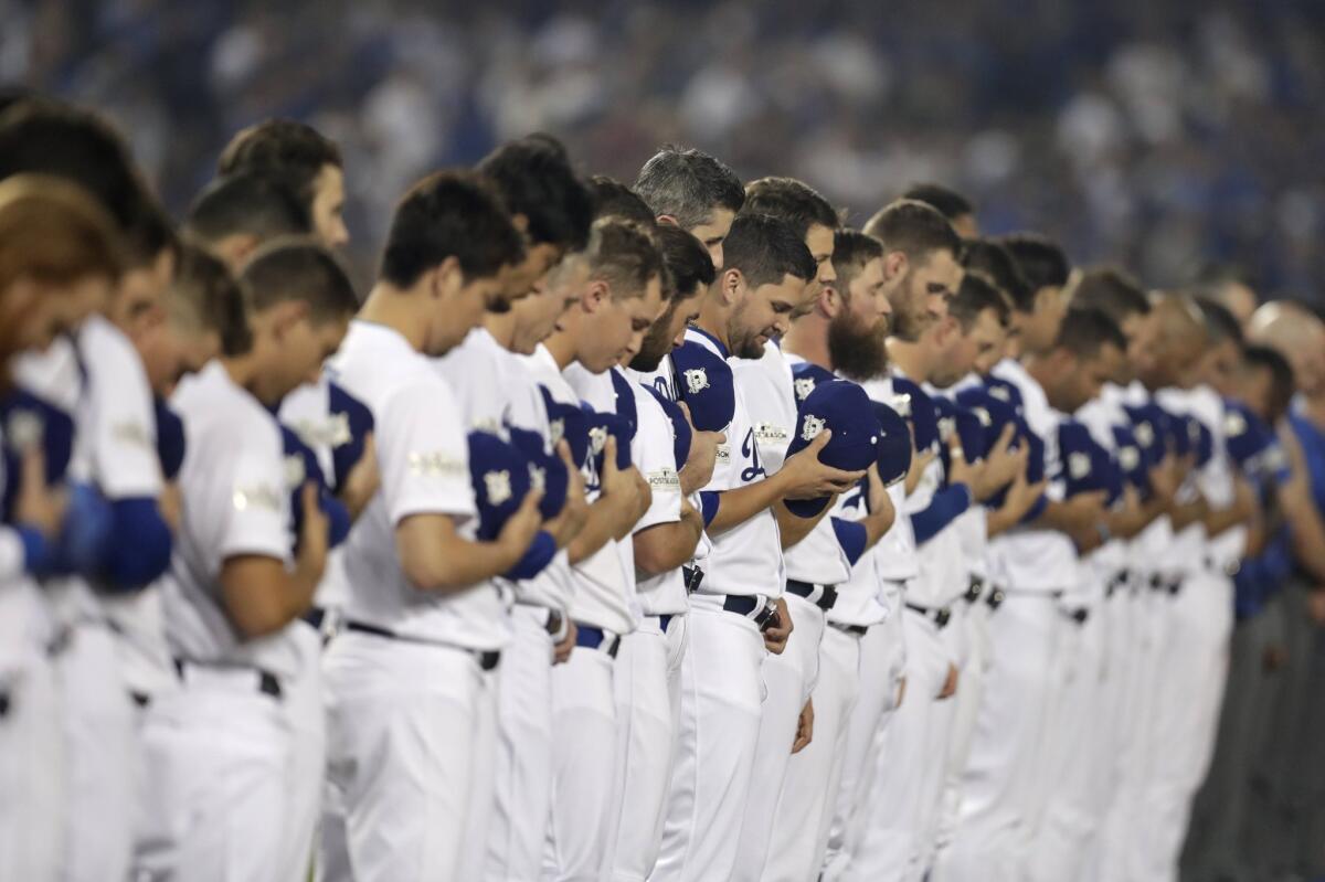 es a moment of silence for the victims of the Las Vegas shooting prior to their playoff game against the Arizona Diamondbacks in Major League Baseball (MLB) National League Division Series (NLDS) game one at Dodger Stadium in Los Angeles, California, USA, 06 October 2017. (Estados Unidos) EFE/EPA/MIKE NELSON ** Usable by HOY and SD Only **
