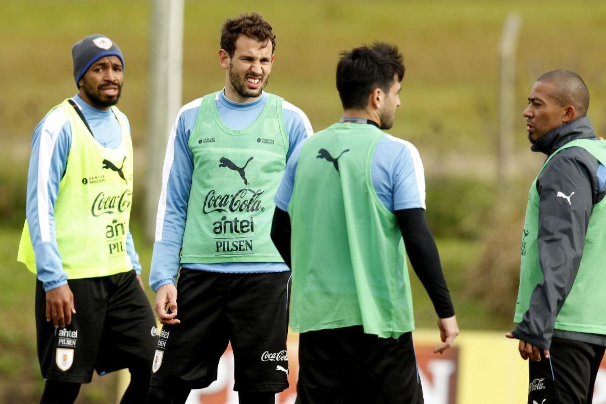 De izquierda a derecha, los jugadores de la selección uruguaya, Álvaro Pereira, Christian Stuani, Nicolás Lodeiro y Egidio Arévalo Ríos participan hoy, martes 31 de mayo de 2016, de un entrenamiento previo a la partida del equipo celeste a la Copa América Centenario, en el complejo de la Asociación Uruguaya de Fútbol en las afueras de Montevideo (Uruguay). EFE/Juan Ignacio Mazzoni ** Usable by HOY and SD Only **