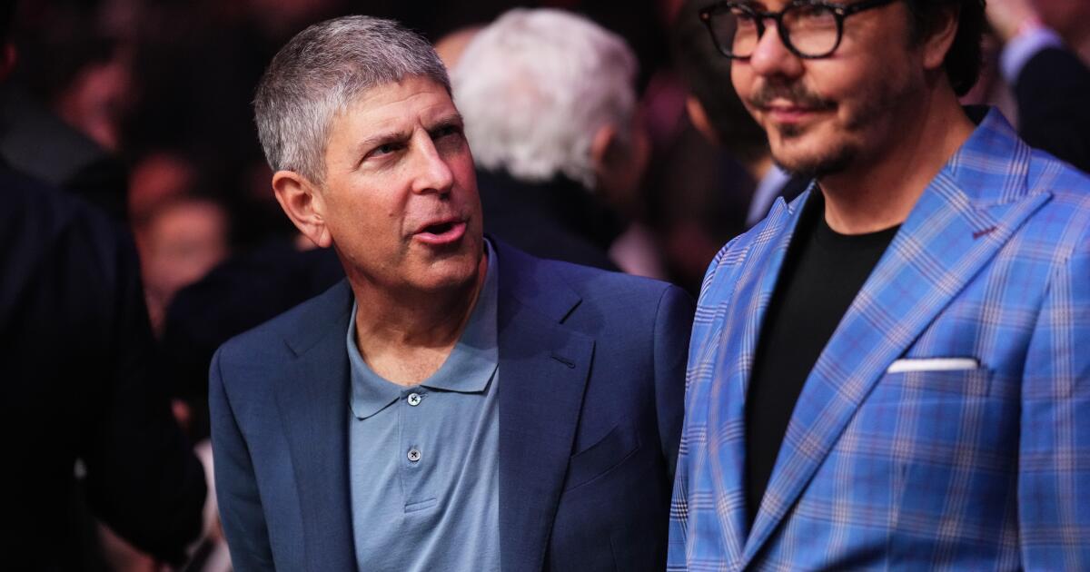 ترامب يقول جيف شل يتنحى عن منصبه كرئيس لشركة باراماونت بعد معركة قانونية