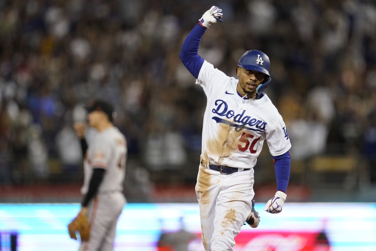 Mookie Betts, de los Dodgers de Los Ángeles, celebra un jonrón de tres carreras en el octavo inning 