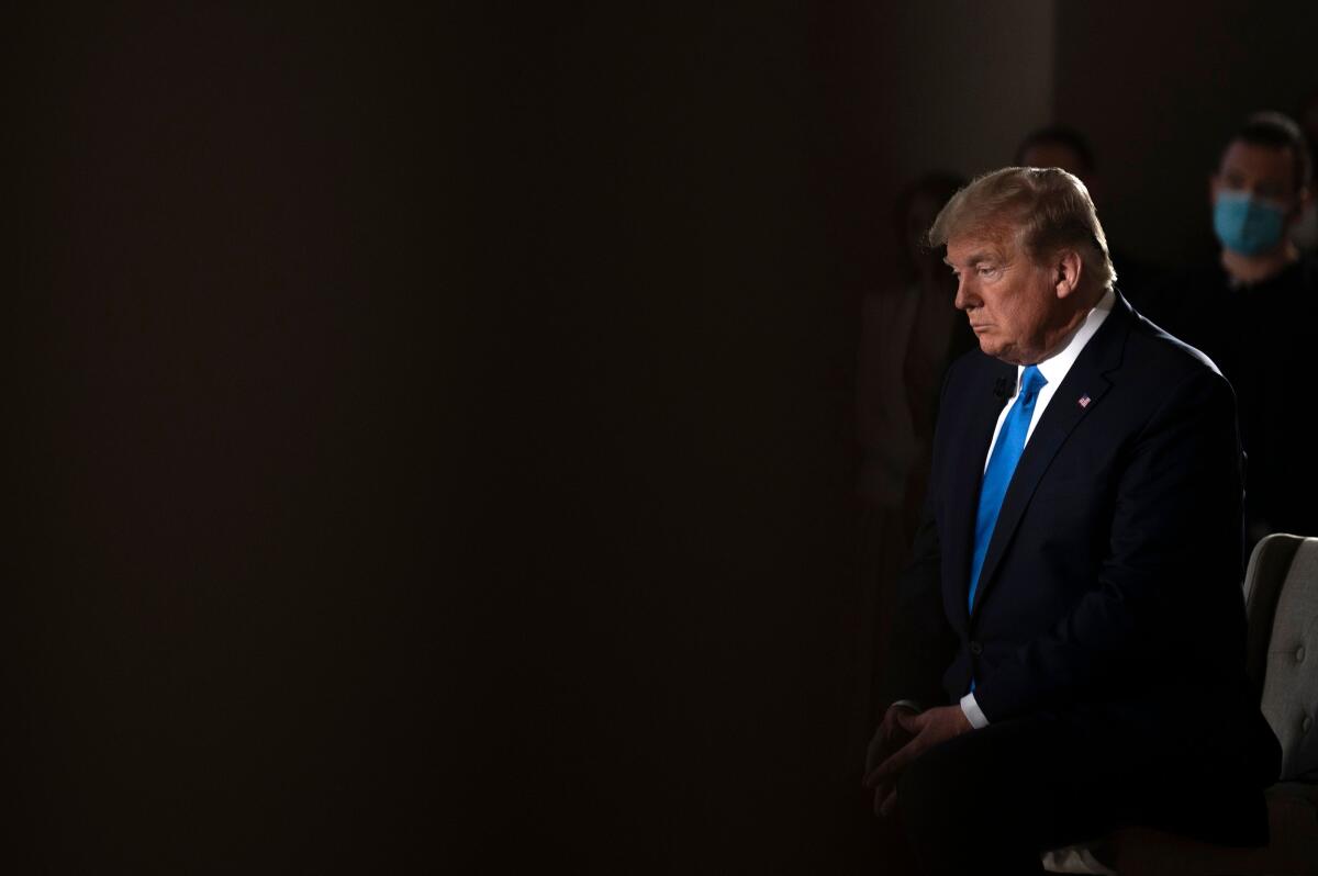El presidente Trump espera el final de una pausa comercial durante una emisión de Fox News, el 3 de mayo pasado.