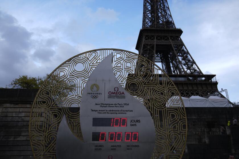 La cuenta regresiva marca 100 días para la ceremonia de Inauguración de los Juegos Olímpicos, el miércoles 17 de abril de 2024, en París. (AP Foto/Christophe Ena)