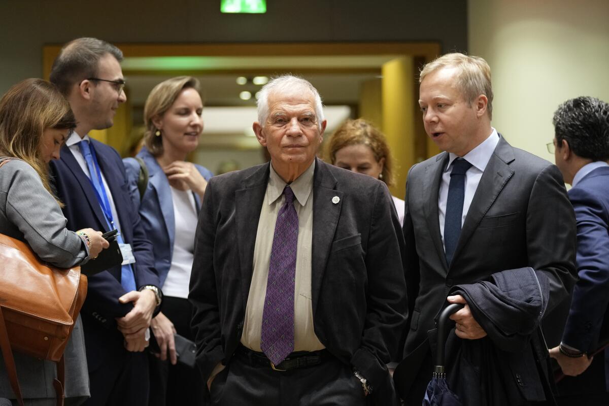 El jefe de política exterior de la Unión Europea, Josep Borrell, al centro, llega a una reunión de ministros 