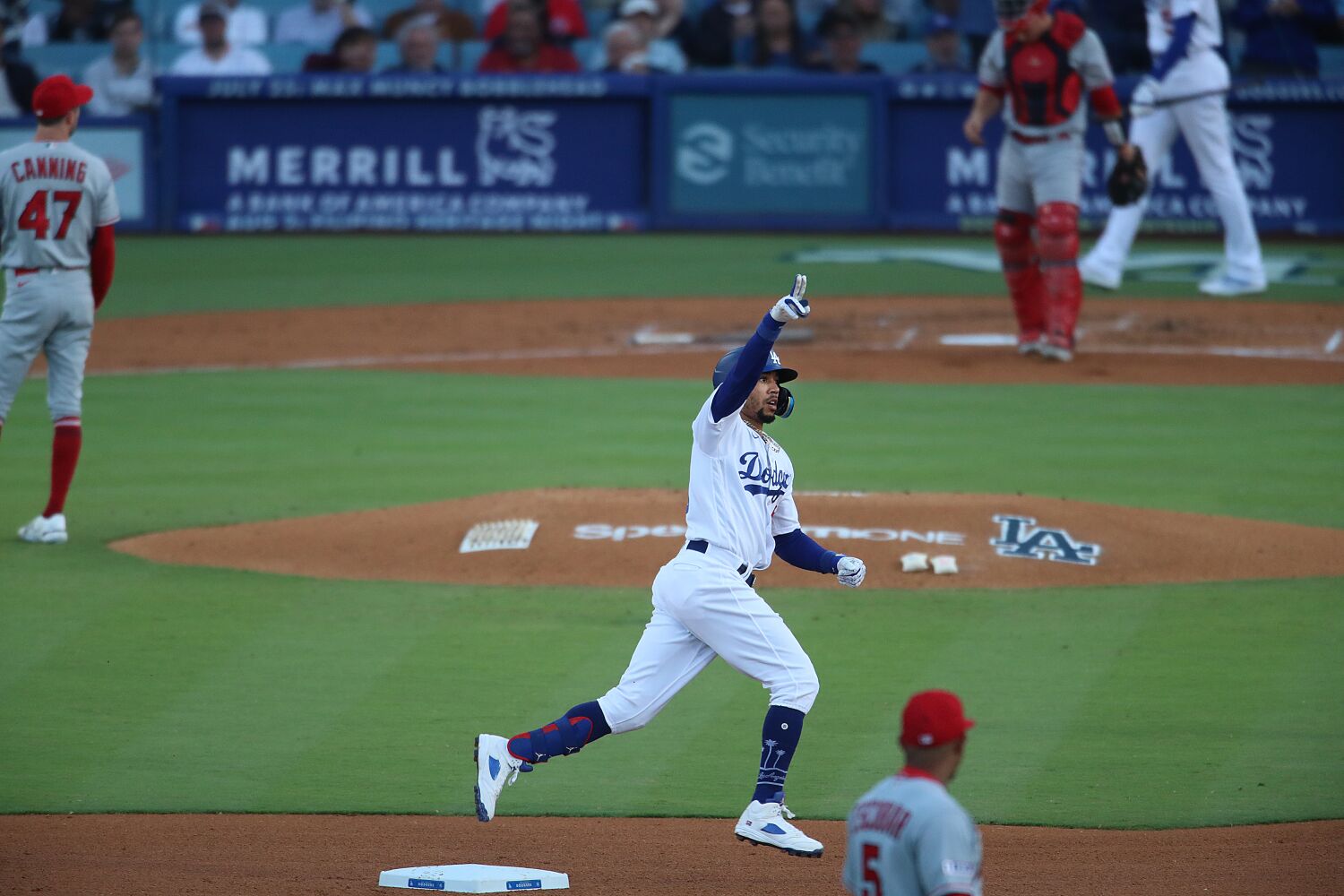 Miguel Vargas' nose dive prompts Dodgers to start Mookie Betts in the infield