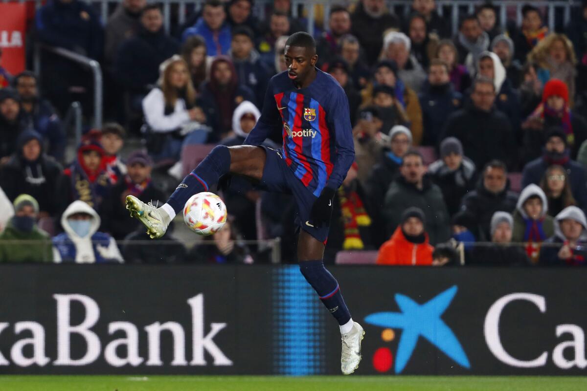 Ousmane Dembélé, del Barcelona, controla el balón para anotar ante la Real Sociedad