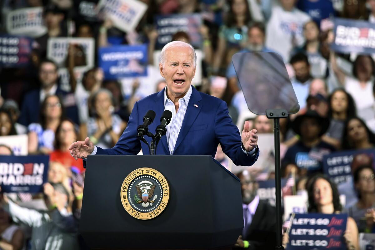 El presidente estadounidense Joe Biden habla durante un mitin de campaña en Raleigh, Carolina del Norte