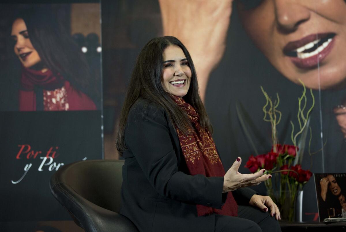 La cantante peruana Tania Libertad sonríe durante una entrevista sobre su nuevo disco, "Por ti y por mí", el jueves 7 de mayo del 2015 en la Ciudad de México. (AP Foto/Eduardo Verdugo)