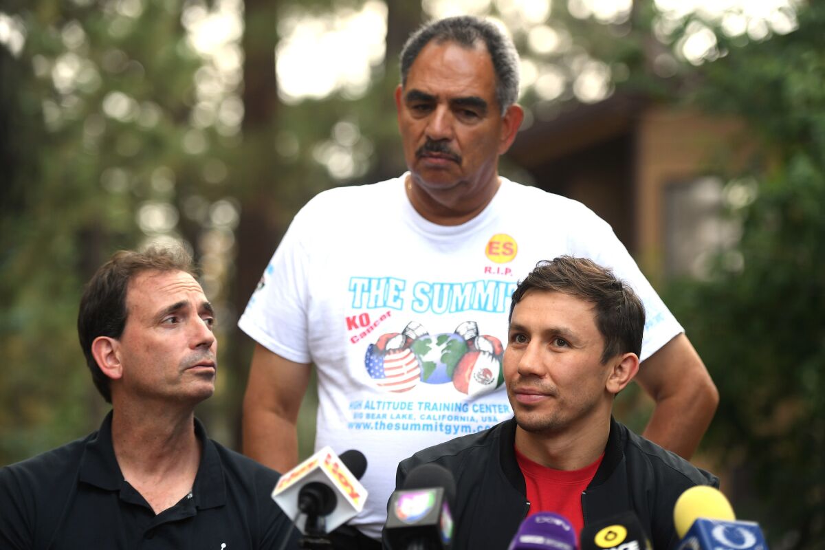 Gennady Golovkin (centro) habla con la prensa en Big Bear junto a su promotor Tom Loeffler (izquierda) y a su entrenador Abel Sánchez.