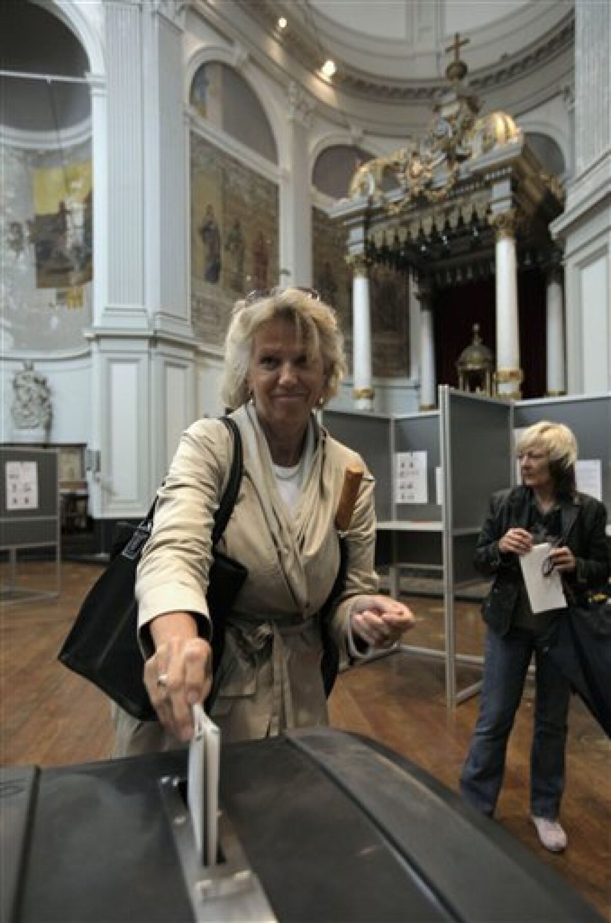 A woman casts her ballot at a polling station in a church in Amsterdam, Netherlands, Wednesday, June 9, 2010. Voters go to the polls in election offering a choice between a Labor Party preaching traditional Dutch tolerance and a slew of right-leaning parties advocating a crackdown on immigration. The free-market VVD party leads polls thanks to its strong economic credentials. (AP Photo/Peter Dejong)