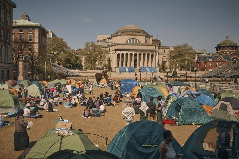 Manifestantes escuchan a un orador en una acampada en pro de los palestinos en la Universidad de Columbia, el domingo 28 de abril de 2024, en Nueva York. (AP Foto/Andrés Kudacki)