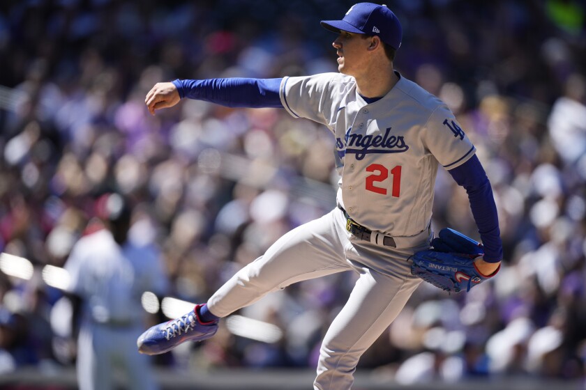 Le partant des Dodgers, Walker Buehler, livre un lancer contre les Rockies du Colorado lors de la première manche le 8 avril 2022.