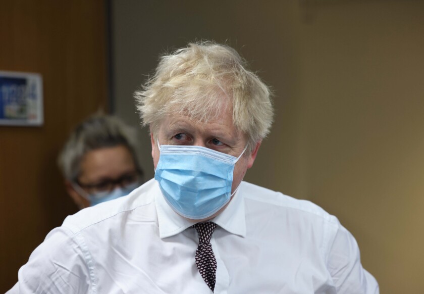 El primer ministro británico, Boris Johnson, durante una visita al Hospital Finchley Memorial, en el norte de Londres, el martes 18 de enero de 2022. (Ian Vogler, fotografía de pool vía AP)