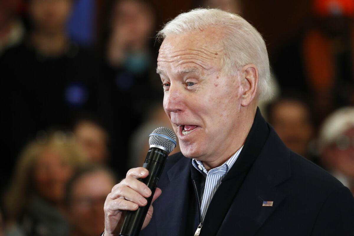 El precandidato presidencial demócrata Joe Biden habla en un evento de campaña en Hampton, Nueva Hampshire, el domingo 9 de febrero de 2020. (AP Foto/Elise Amendola)