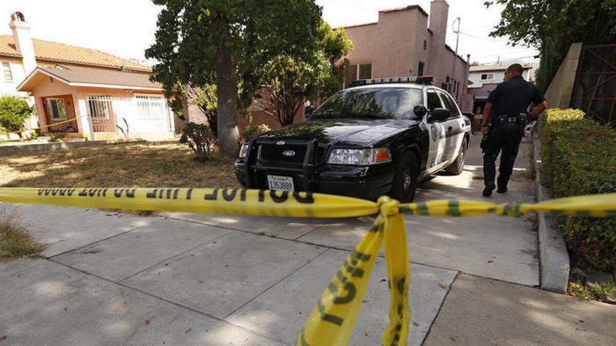 Una investigación en una casa de Glendale localizada en la cuadra 600 de Alexander Street el 29 de junio, donde un día antes se encontraron los cadáveres de una pareja.