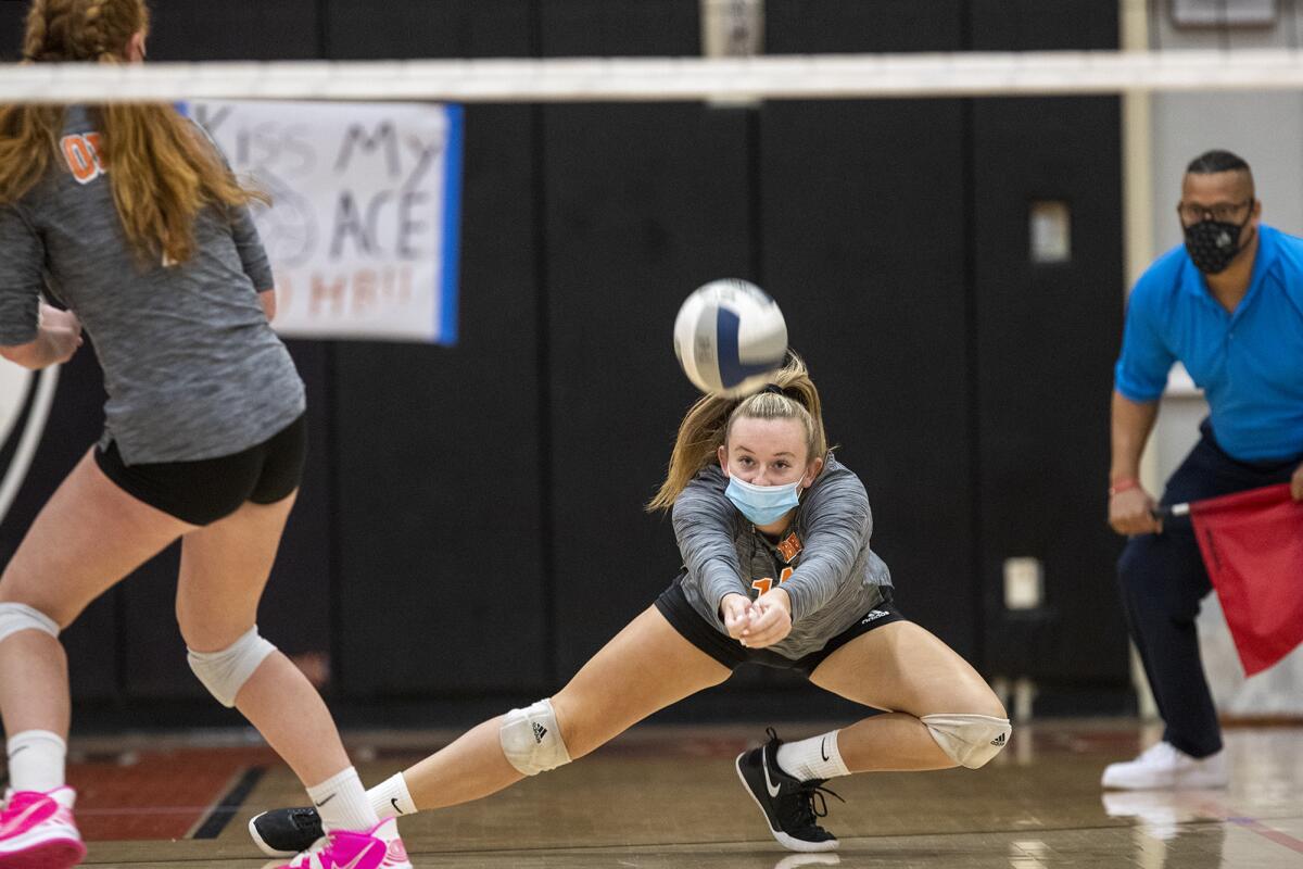 Huntington Beach's Kate O'Steen passes a ball against Tesoro on Wednesday.