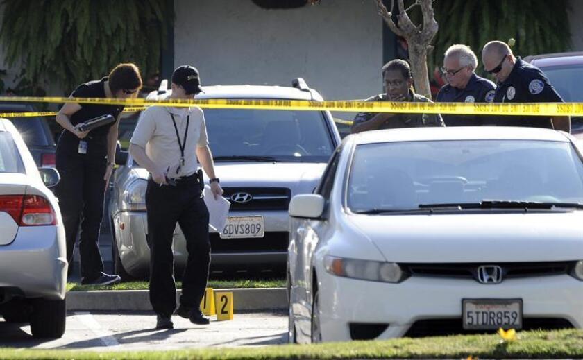 Un adolescente de 17 años murió y dos adultos resultaron heridos en un tiroteo registrado este lunes en un estacionamiento en la localidad de Miramar, al norte de Miami, informaron hoy medios locales. EFE/Archivo