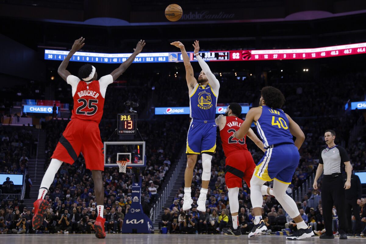 Stephen Curry (30), de los Warriors de Golden State, lanza a canasta ante Chris Boucher (25), de los Raptors de Toronto, en la segunda mitad del juego de la NBA que enfrentó a ambos equipos, en San Francisco, el 27 de enero de 2023. (AP Foto/Jed Jacobsohn)