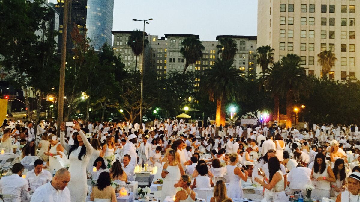 More than 1,000 people gathered in Pershing Square last night for the Diner en Blanc pop-up dinner.