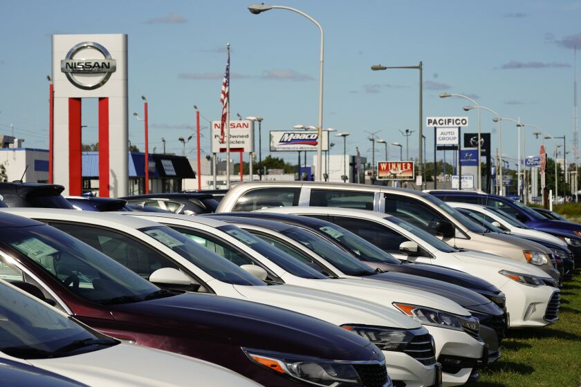 ARCHIVO - Automóviles a la venta permanecen alineados en una distribuidora de autos usados, el jueves 29 de septiembre de 2022, en Filadelfia. (AP Foto/Matt Rourke, archivo)