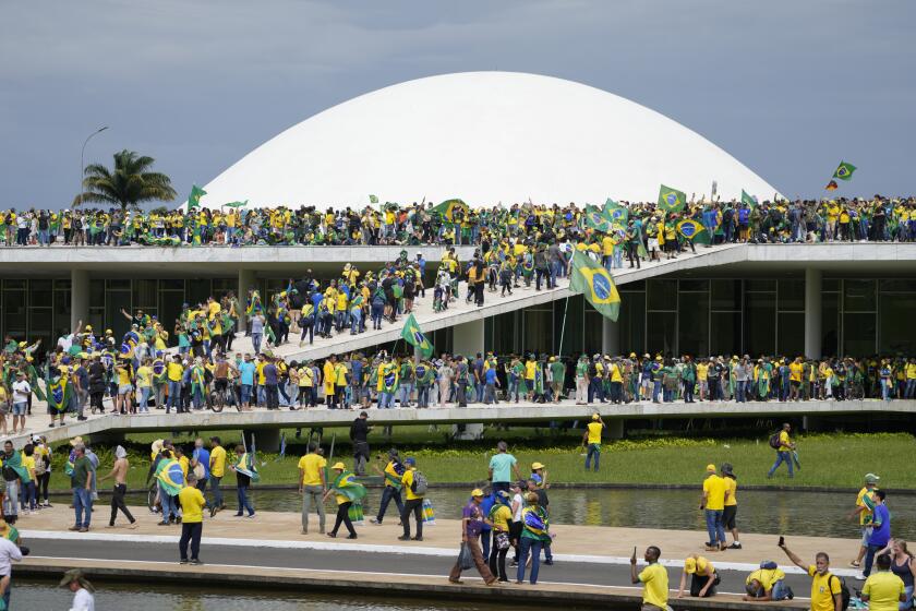 Partidarios del expresidente de Brasil Jair Bolsonaro irrumpen en el edificio del Congreso Nacional en Brasilia, Brasil, el domingo 8 de enero de 2023. (AP Foto/Eraldo Peres)