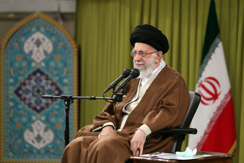 ARCHIVO - En una imagen difundida por el sitio de la oficina del líder supremo iraní, el ayatolá Alí Jamenei habla durante una reunión con un grupo de la fuerza paramilitar Basij en Teherán, Irán, el 26 de noviembre de 2022. (Oficina del líder supremo iraní vía AP, archivo)