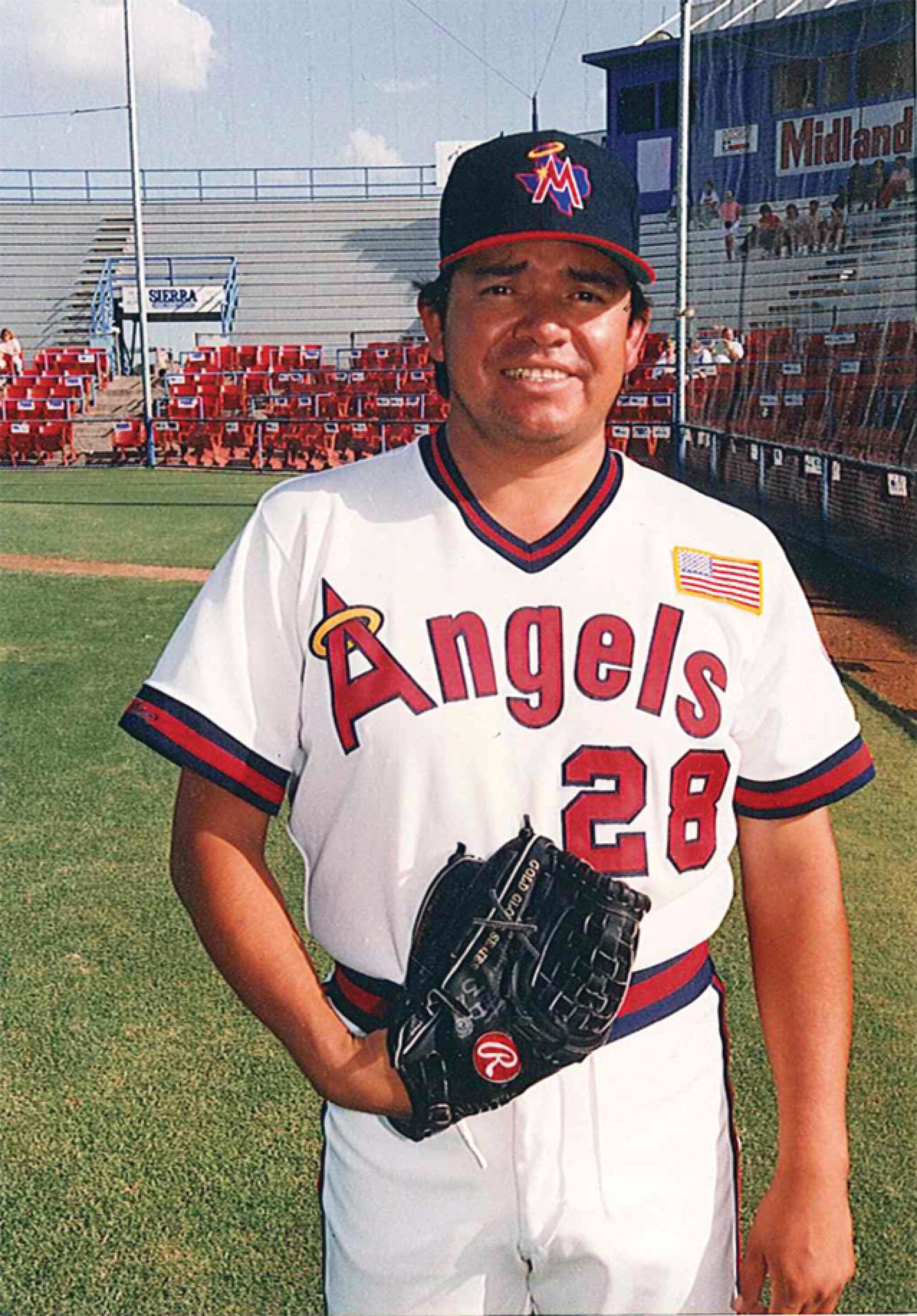Fernando Valenzuela, 1991'de Angels'ın çift A üyesi Midland Angels'la çalışırken gülümsüyor.