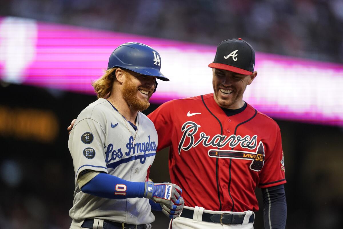 Los Angeles Dodgers' Justin Turner, left, and Atlanta Braves' Freddie Freeman, right. 