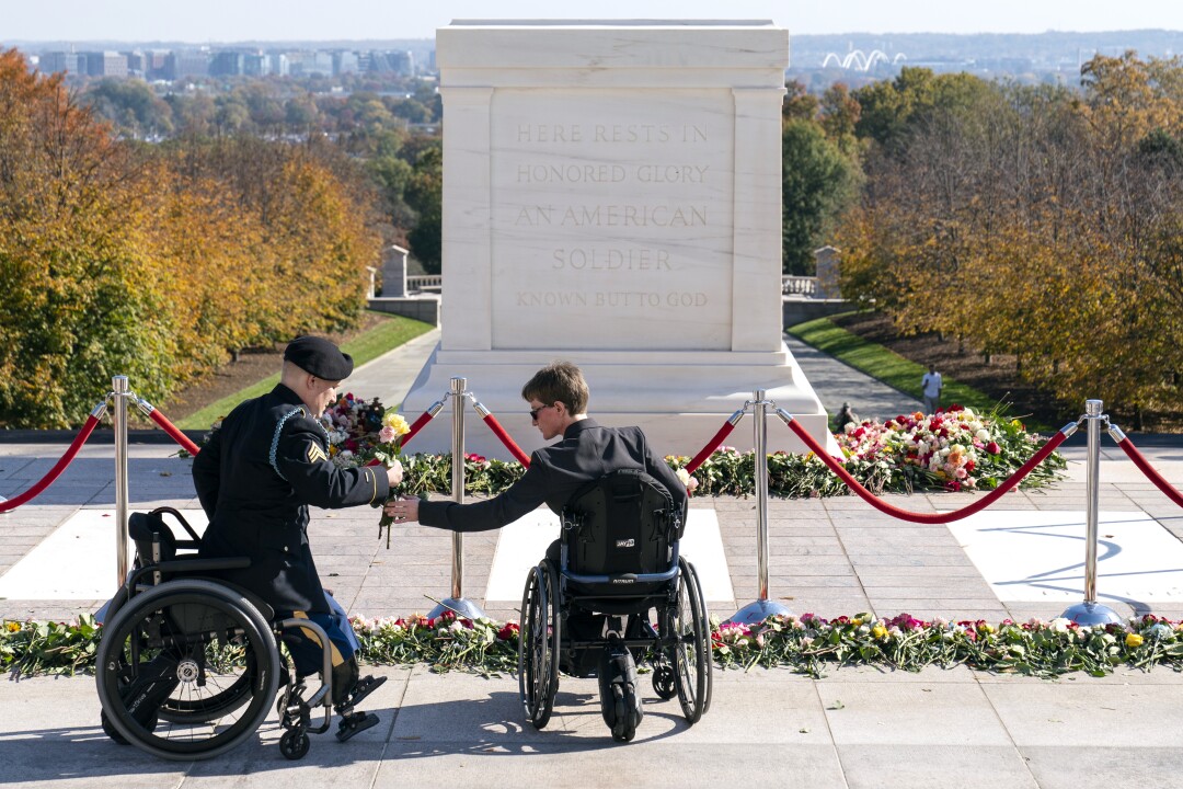 گروهبان ارتش ایالات متحده برایان پومرویل، در سمت چپ، و همسرش، تیفانی لی، هر دو اهل روانوک، ویرجینیا، در حال آماده شدن برای گل گذاشتن هستند.
