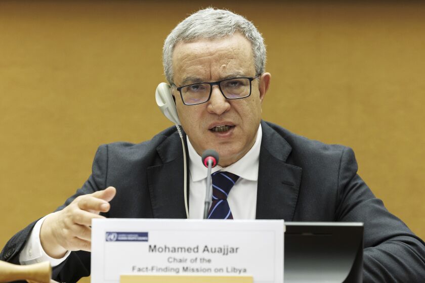 Mohamed Auajjar, presidente de la Misión Independiente de Investigación sobre Libia, habla durante una conferencia de prensa para presentar los resultados de su informe en la sede europea de Naciones Unidas en Ginebra, Suiza, el lunes 27 de marzo de 2023. (Salvatore Di Nolfi/Keystone vía AP)