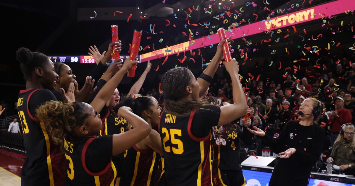 USC women’s basketball overcomes poor shooting to beat Washington USC women’s basketball overcomes poor shooting to beat Washington