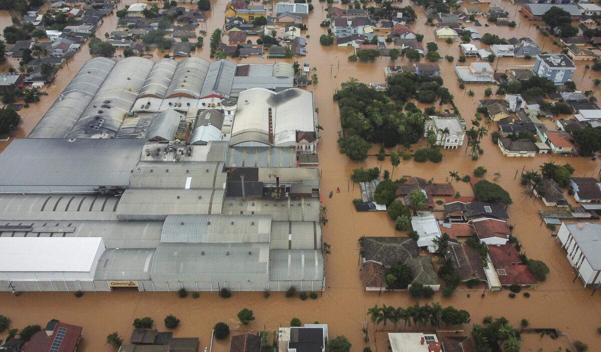 Calles inundadas tras las fuertes lluvias en Sao Sebastiao do Cai, en el estado de Rio Grande do Sul, 