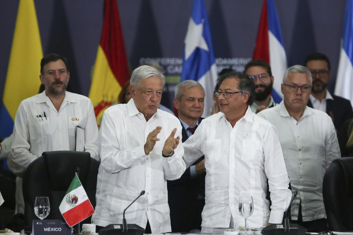 El presidente mexicano Andrés Manuel López Obrador, a la izquierda, 