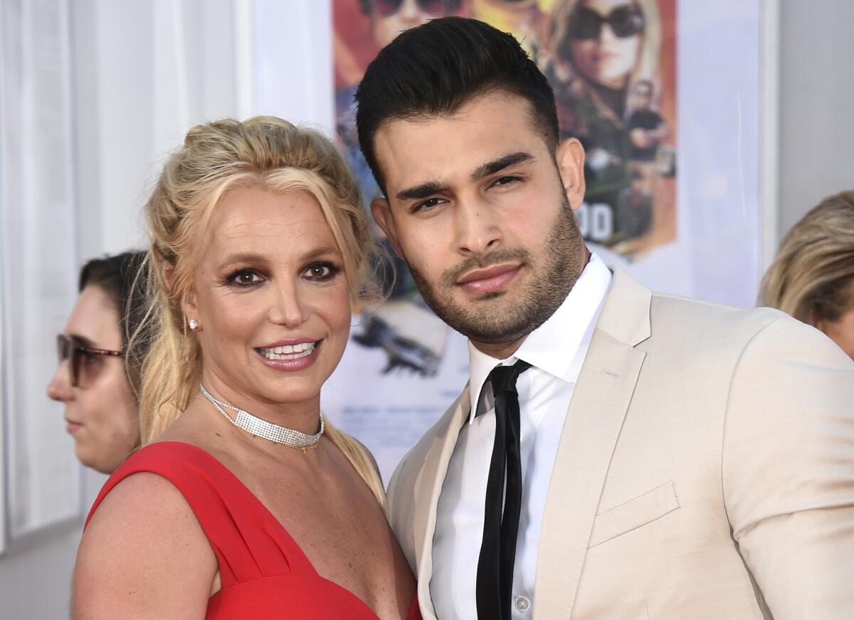 ARCHIVO - Britney Spears y Sam Asghari aparecen en el estreno en Los Ángeles de 