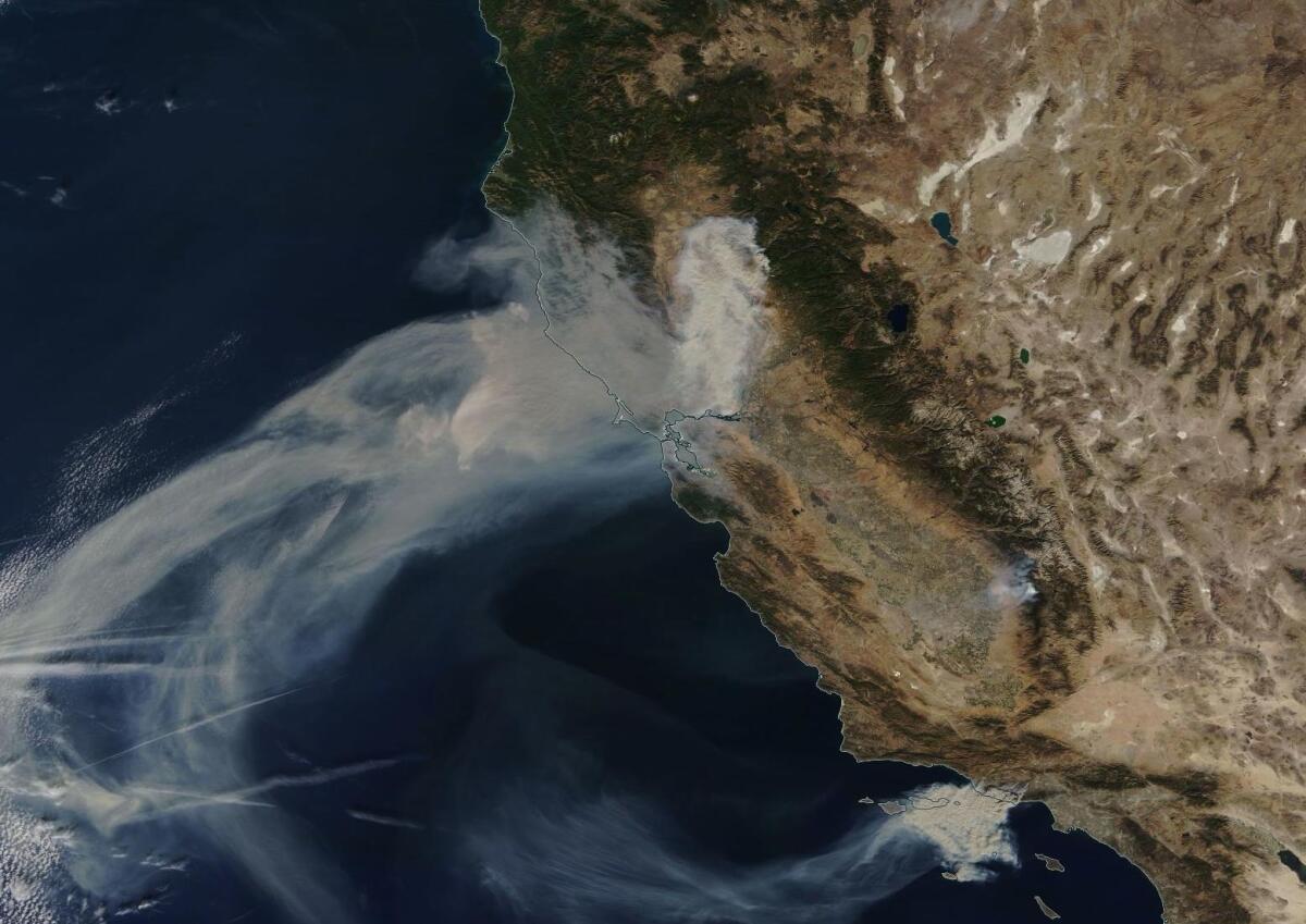 El humo del fuego de Camp, en el condado de Butte, es visible en las imágenes satelitales de la NASA de noviembre de 2018.