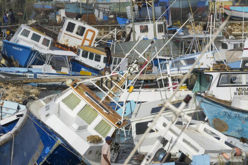 Un pescador observa los barcos de pesca 