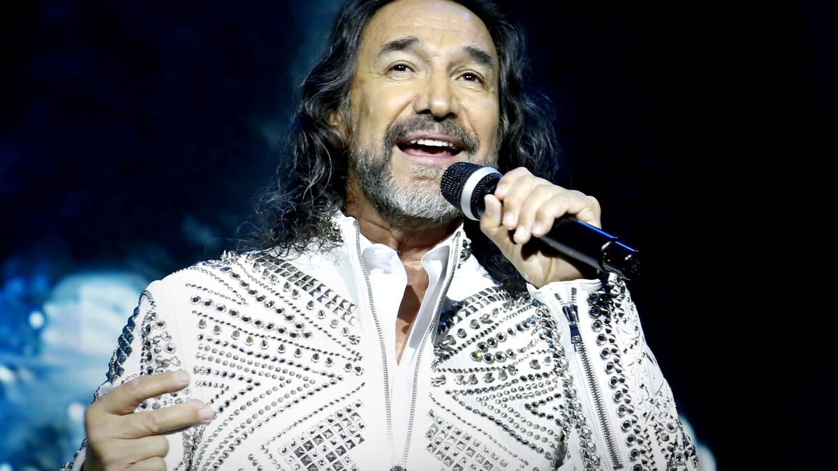 Marco Antonio Solís headlines Hollywood Bowl, with daughters - Los Angeles Times