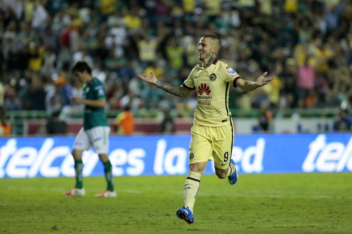 El jugador de América Darío Benedetto celebra una anotación ante León, durante el partido de vuelta de cuartos de final del Torneo Apertura del futbol mexicano realizado en el estadio Nou Camp, en la ciudad de León (México).
