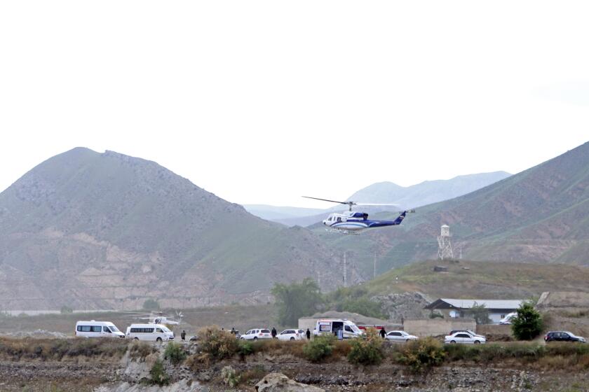 En esta fotografía proporcionada por la Agencia de Noticias de la República Islámica, IRNA, se muestra el helicóptero en el que iba a bordo el presidente iraní Ebrahim Raisi mientras despega en la frontera de Irán con Azerbaiyán, en Azeri, Irán, el domingo 19 de mayo de 2024. (Ali Hamed Haghdoust/IRNA vía AP)