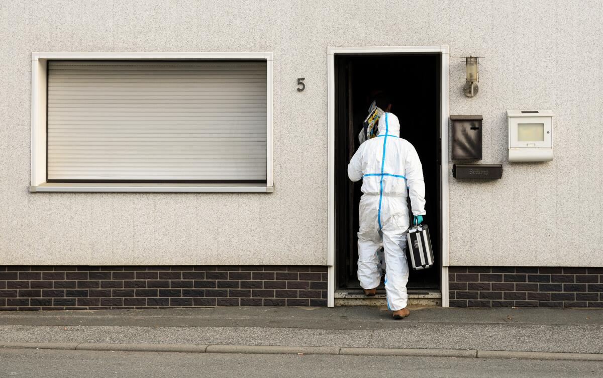 Detectives con trajes herméticos entran a una casa en Wallenfels, Alemania, donde ocho bebés muertos fueron hallados, el 13 de noviembre del 2015.