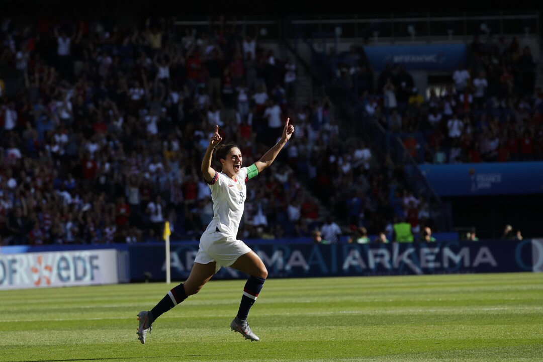 USAカーリーロイドは、2019年のワールドカップでの試合中に得点した後に祝います。