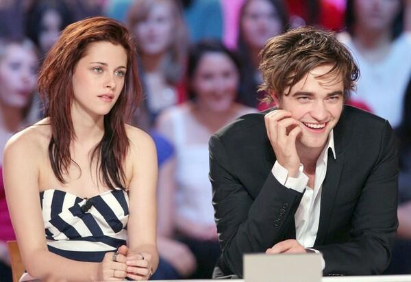 'Twilight' stars hold hands