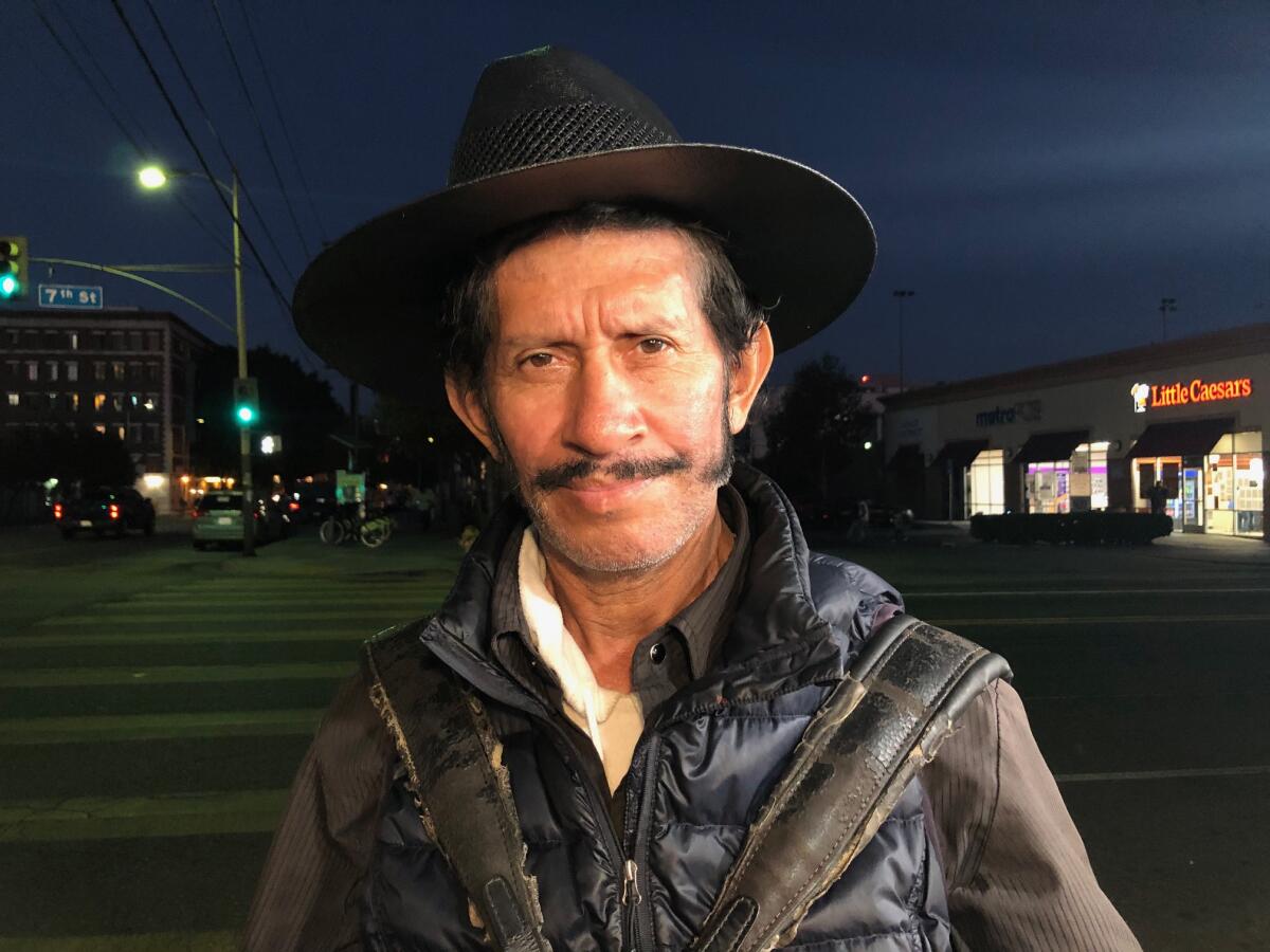 César Villanueva, de 56 años, emigró primero a Chiapas (México) antes de establecerse en Los Ángeles.