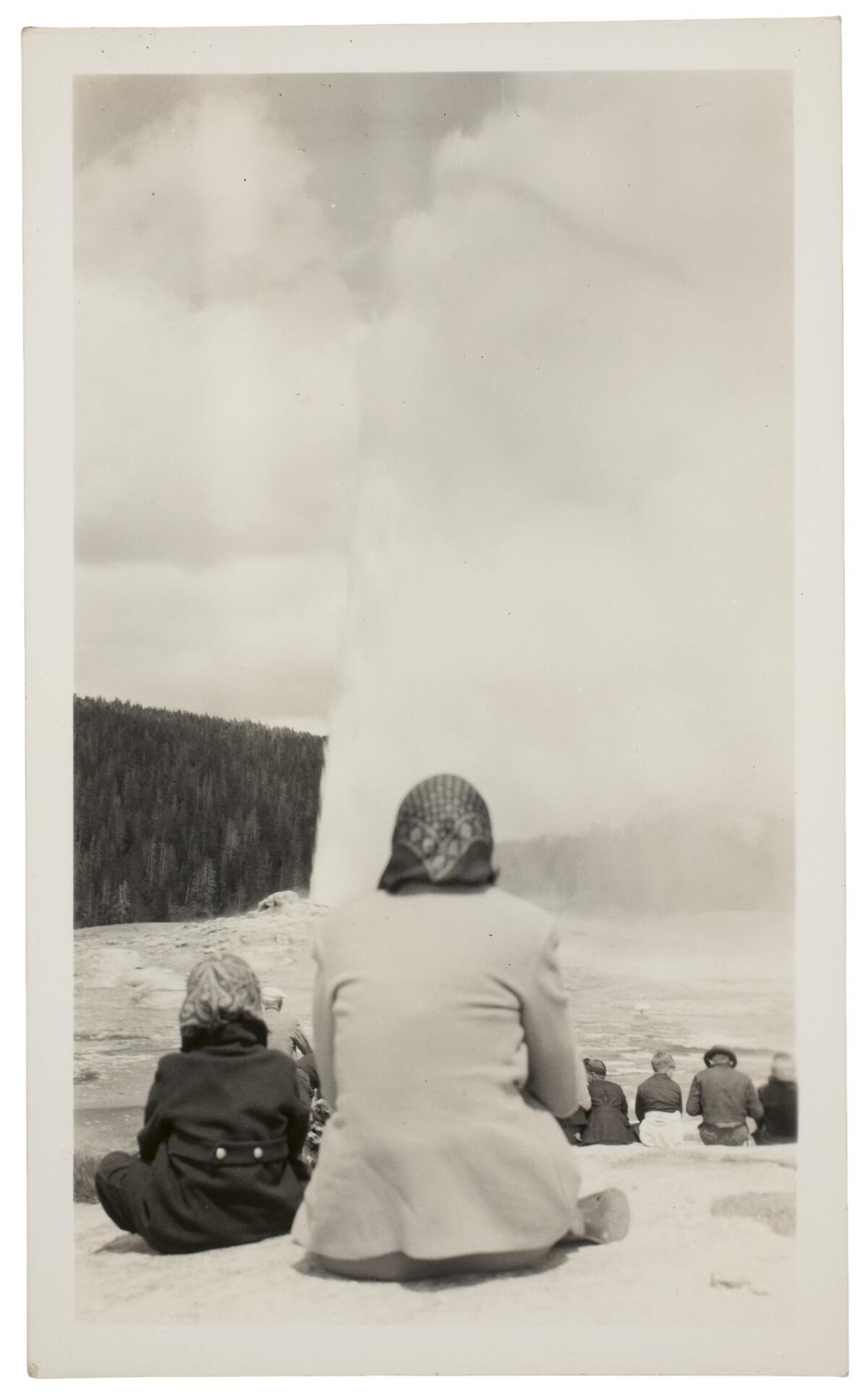 Fotógrafo desconocido, Géiser Old Faithful, Parque Nacional de Yellowstone, junio de 1940 (cortesía del Museo George Eastman, regalo de Peter J. Cohen).