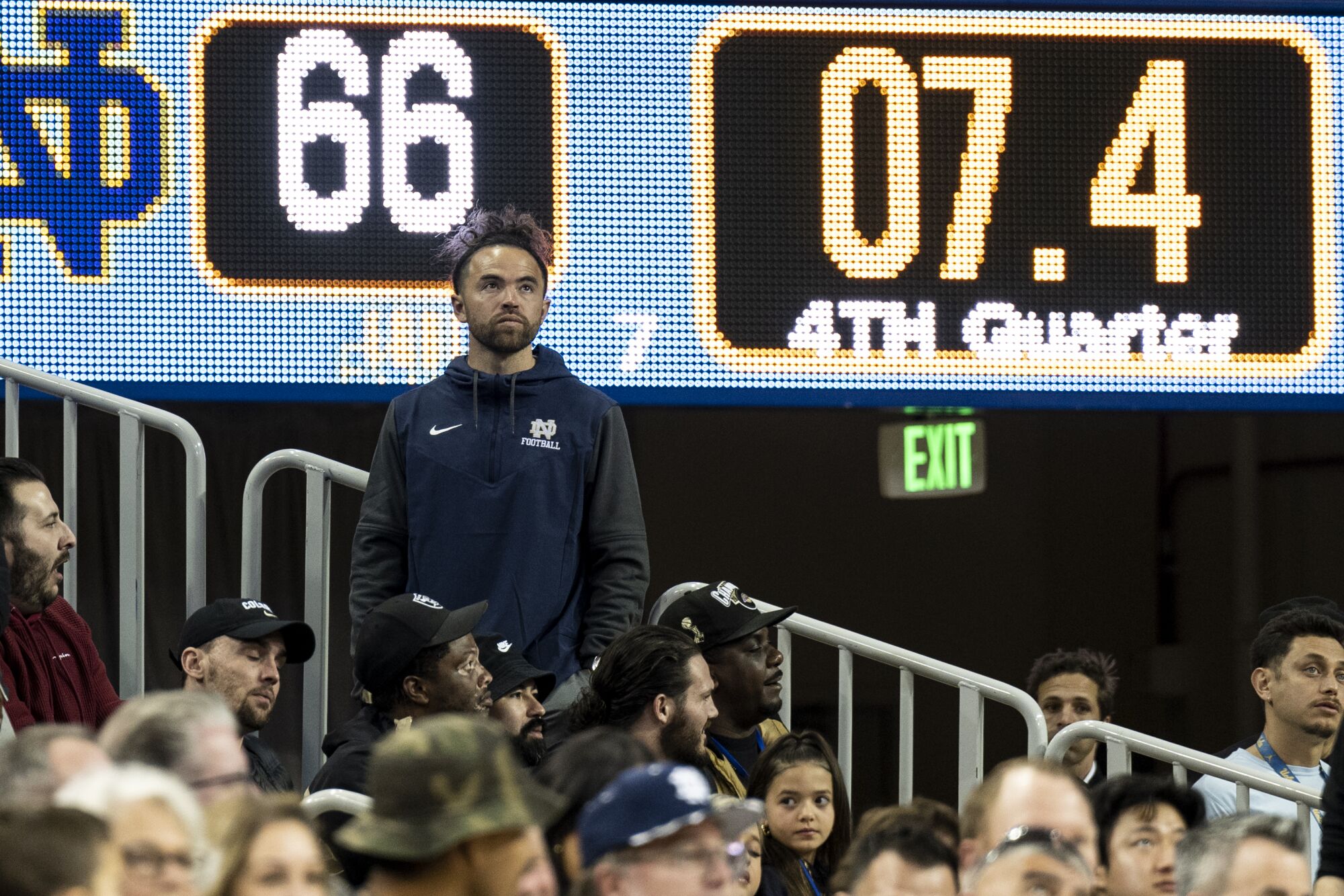 L'entraîneur de football Evan Yabu regarde un match de basket de Notre Dame High contre son rival Sierra Canyon.