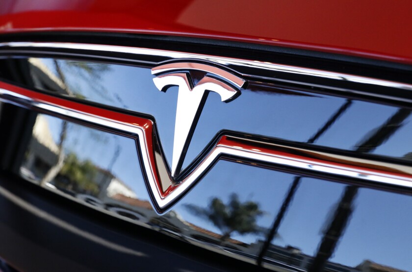 El logo de Tesla en el cofre de un auto