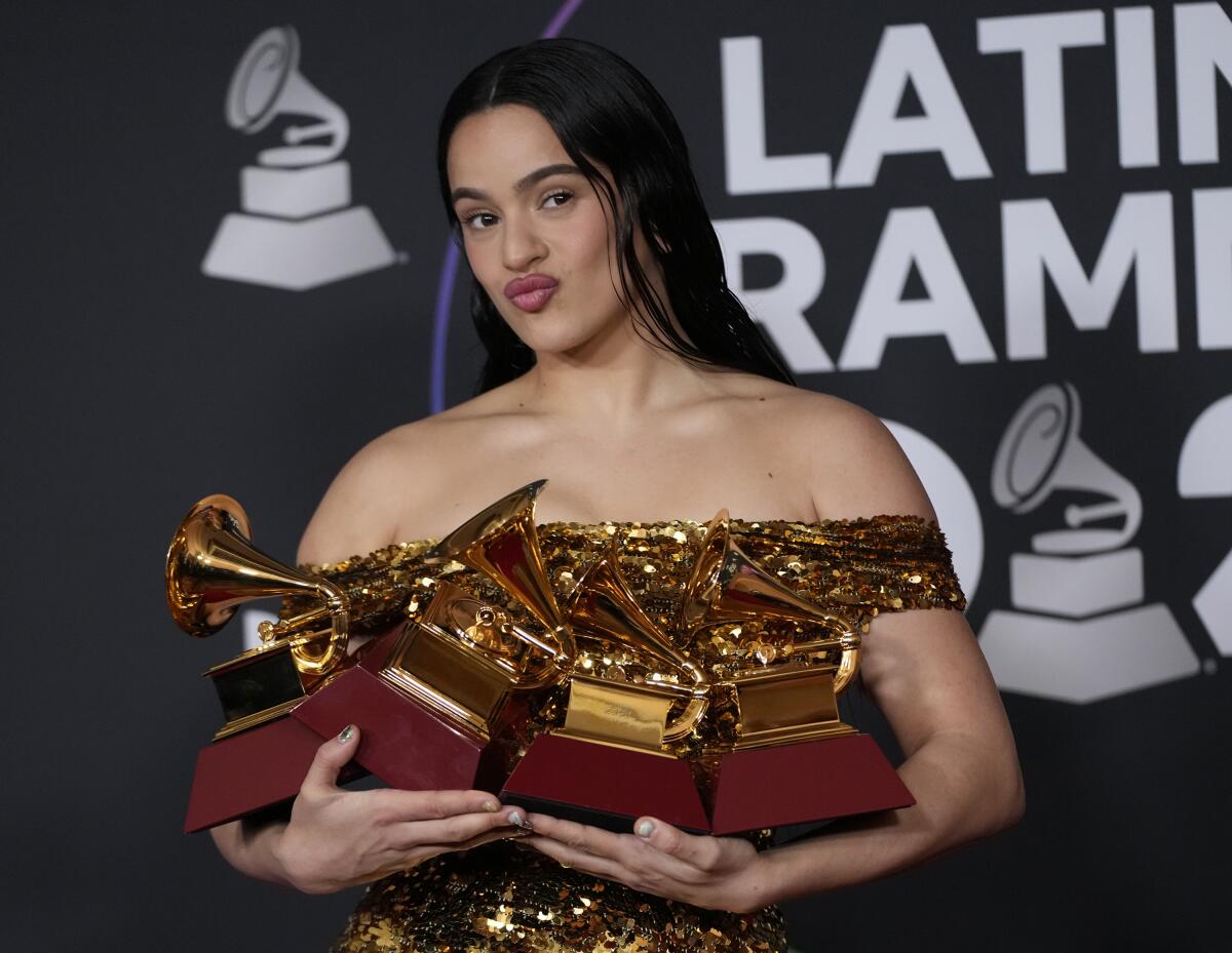La cantante española Rosalia posa para los fotógrafos de la prensa con sus premios Latin Grammy 
