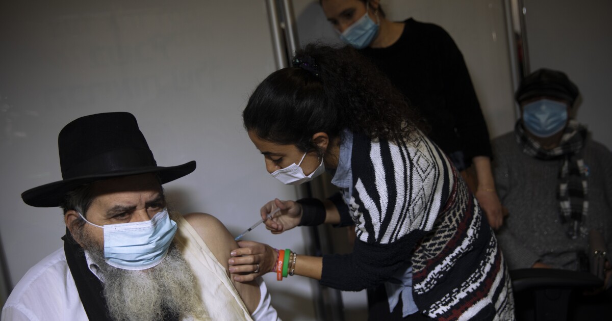 The rapid launch of the COVID vaccine in Israel makes Palestinians wait
