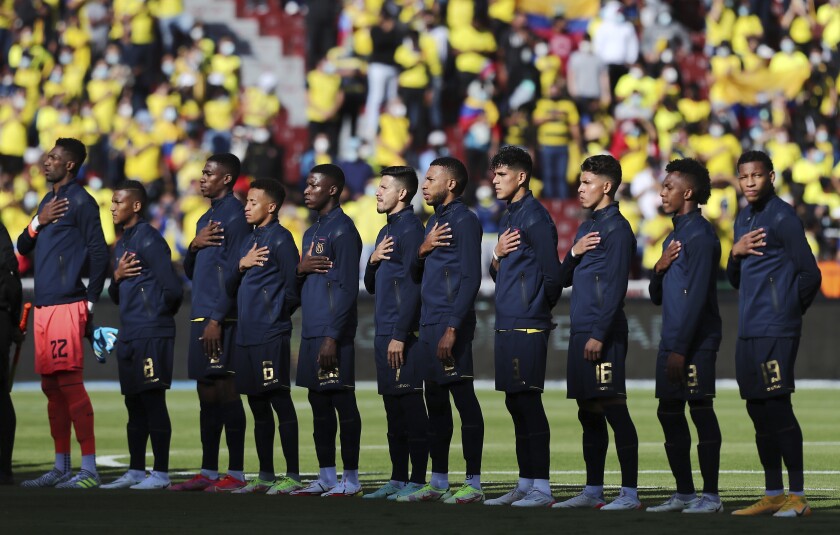 ARCHIVO - Los jugadores de la selección ecuatoriana cantan su himno nacional antes de un partido contra Venezuela.